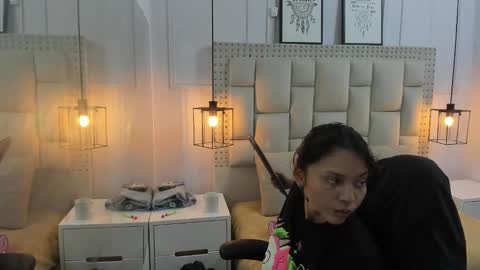 Snapshot of iliy_ chatting on 12-17-24, 01:29 ILY online show from 12-17-24, 01:29