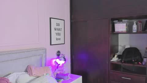 Snapshot of iliy_ chatting on 02-14-25, 11:53 ILY online show from 02-14-25, 11:53