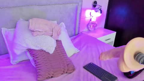 Snapshot of iliy_ chatting on 02-16-25, 01:25 ILY online show from 02-16-25, 01:25