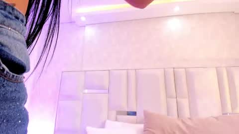 im_isabella1 online show from 05-21-26, 08:49