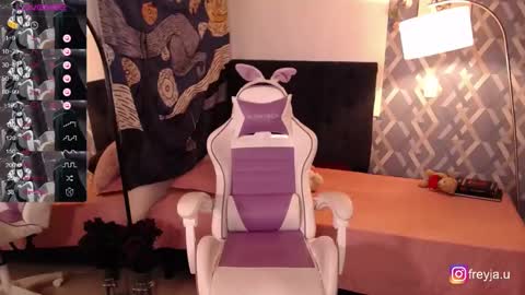 Snapshot of imfreyjau chatting on 02-09-25, 11:15 Freyja online show from 02-09-25, 11:15