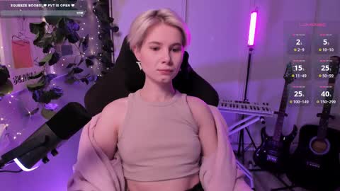 Snapshot of imnotmia chatting on 02-14-25, 09:45 Mia online show from 02-14-25, 09:45