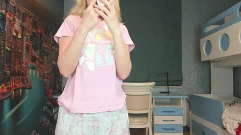 Snapshot of incredible__shell_ chatting on 04-07-26, 07:14 Masha online show from 04-07-26, 07:14