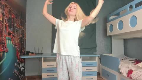 Snapshot of incredible__shell_ chatting on 04-18-26, 11:05 Masha online show from 04-18-26, 11:05