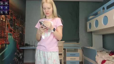 Snapshot of incredible__shell_ chatting on 05-15-26, 07:10 Masha online show from 05-15-26, 07:10