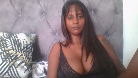 Snapshot of indianjasmin chatting on 02-08-25, 06:43 priya online show from 02-08-25, 06:43
