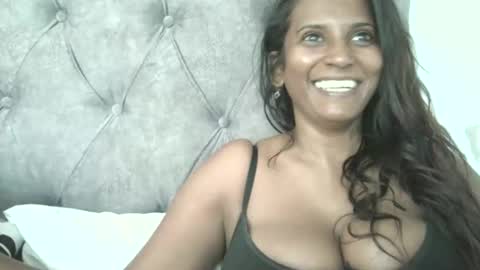 Snapshot of indianjasmin chatting on 09-30-25, 07:13 priya online show from 09-30-25, 07:13