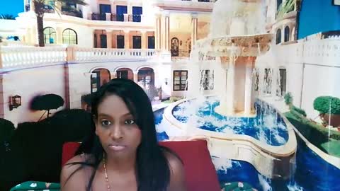 Snapshot of indianlovebug chatting on 12-23-24, 06:11 Leah online show from 12-23-24, 06:11