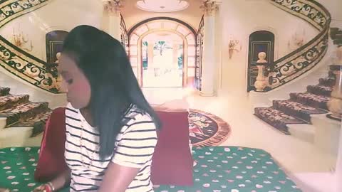 Snapshot of indianlovebug chatting on 12-28-24, 05:14 Leah online show from 12-28-24, 05:14