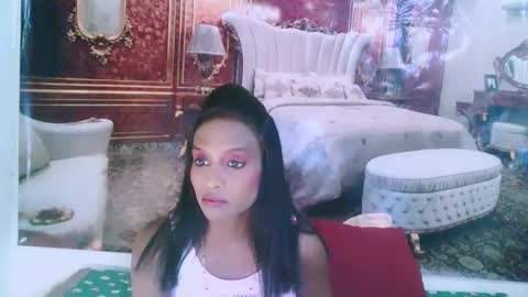 Snapshot of indianlovebug chatting on 12-29-24, 05:44 Leah online show from 12-29-24, 05:44
