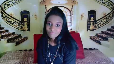 Snapshot of indianlovebug chatting on 01-06-25, 04:02 Leah online show from 01-06-25, 04:02