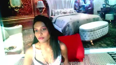 Snapshot of indianlovebug chatting on 01-13-25, 08:37 Leah online show from 01-13-25, 08:37