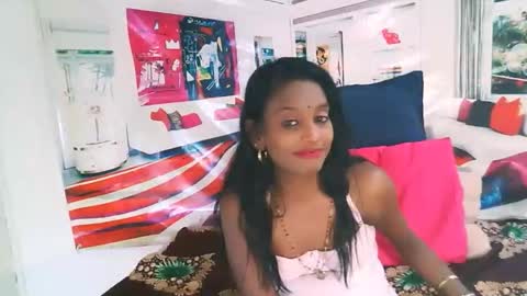 Snapshot of indianlovebug chatting on 09-13-25, 07:35 Leah online show from 09-13-25, 07:35