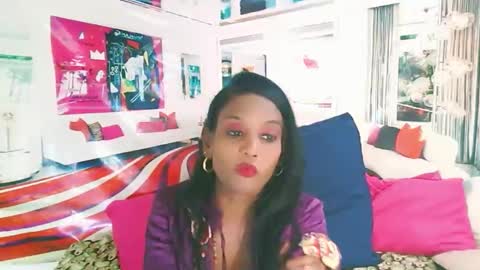 Snapshot of indianlovebug chatting on 09-14-25, 08:41 Leah online show from 09-14-25, 08:41