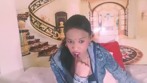 Snapshot of indianlovebug chatting on 09-16-25, 05:58 Leah online show from 09-16-25, 05:58