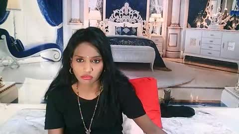Snapshot of indianlovebug chatting on 09-19-25, 05:35 Leah online show from 09-19-25, 05:35