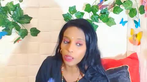 Snapshot of indianlovebug chatting on 09-20-25, 05:47 Leah online show from 09-20-25, 05:47