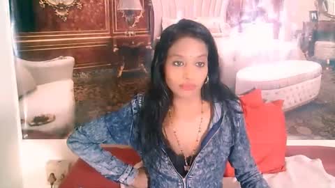 Snapshot of indianlovebug chatting on 09-27-25, 07:19 Leah online show from 09-27-25, 07:19