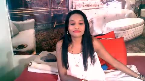 Snapshot of indianlovebug chatting on 10-01-25, 05:46 Leah online show from 10-01-25, 05:46