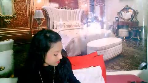 Snapshot of indianlovebug chatting on 10-06-25, 05:05 Leah online show from 10-06-25, 05:05