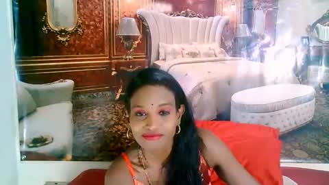 Snapshot of indianlovebug chatting on 10-07-25, 06:38 Leah online show from 10-07-25, 06:38