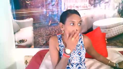 Snapshot of indianlovebug chatting on 10-10-25, 06:45 Leah online show from 10-10-25, 06:45