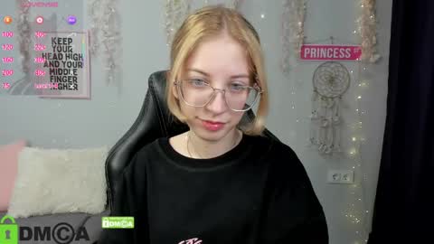 Mia online show from 05-03-26, 01:17