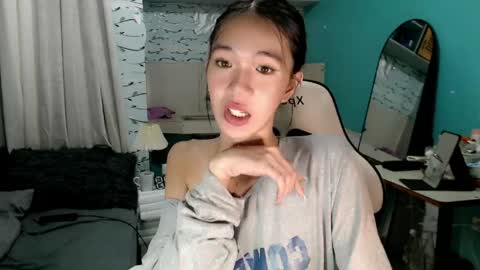Snapshot of innocent_reign69 chatting on 05-21-26, 04:30 Reign online show from 05-21-26, 04:30