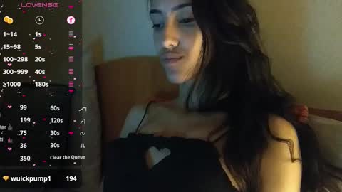 Snapshot of innocentlatiina chatting on 12-17-24, 01:39 Laroa online show from 12-17-24, 01:39