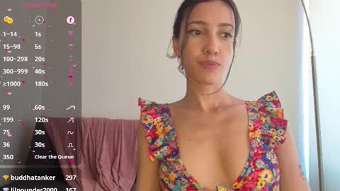 Snapshot of innocentlatiina chatting on 01-11-25, 06:54 Laroa online show from 01-11-25, 06:54