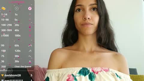 Snapshot of innocentlatiina chatting on 01-15-25, 10:13 Laroa online show from 01-15-25, 10:13