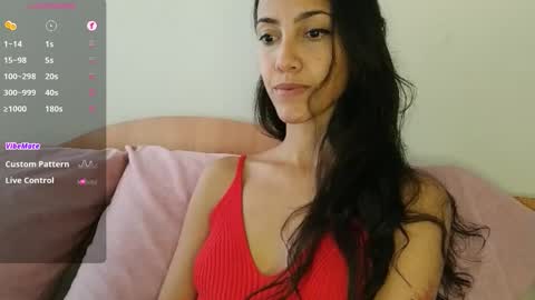 Snapshot of innocentlatiina chatting on 09-15-25, 10:10 Laroa online show from 09-15-25, 10:10