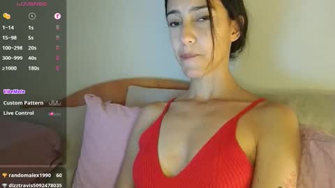 Snapshot of innocentlatiina chatting on 09-27-25, 10:48 Laroa online show from 09-27-25, 10:48