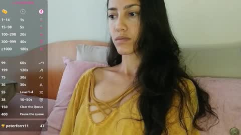 Snapshot of innocentlatiina chatting on 10-13-25, 10:32 Laroa online show from 10-13-25, 10:32