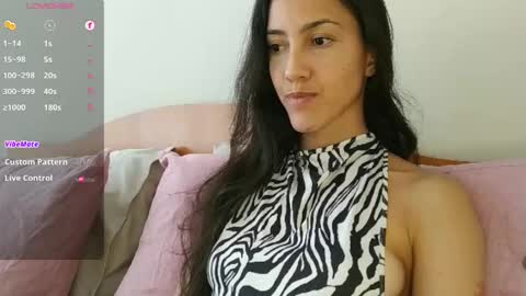 Snapshot of innocentlatiina chatting on 10-14-25, 06:42 Laroa online show from 10-14-25, 06:42