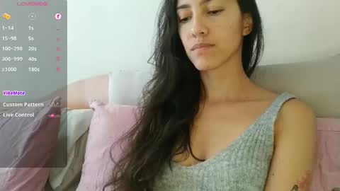 Snapshot of innocentlatiina chatting on 10-15-25, 07:58 Laroa online show from 10-15-25, 07:58