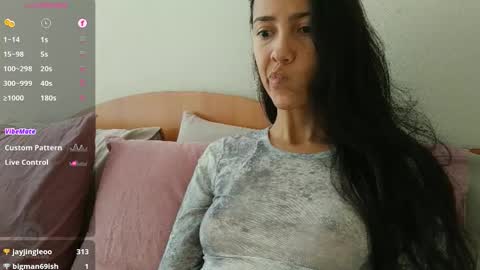 Snapshot of innocentlatiina chatting on 10-16-25, 03:57 Laroa online show from 10-16-25, 03:57