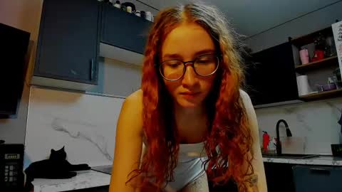 Snapshot of internetsexplorer chatting on 05-06-26, 09:03 Bernadette Join online show from 05-06-26, 09:03