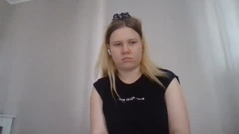 Snapshot of iolahollingshead chatting on 06-21-26, 09:34 Lola online show from 06-21-26, 09:34
