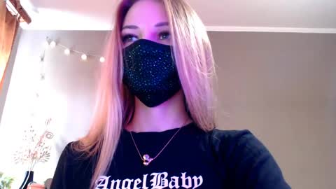 Snapshot of iris_lave chatting on 04-24-26, 12:40 Lily online show from 04-24-26, 12:40