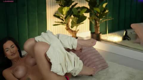 Snapshot of irisnightshade chatting on 09-12-25, 02:33 Maria online show from 09-12-25, 02:33