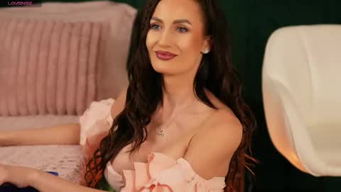 Snapshot of irisnightshade chatting on 10-17-25, 12:01 Maria online show from 10-17-25, 12:01