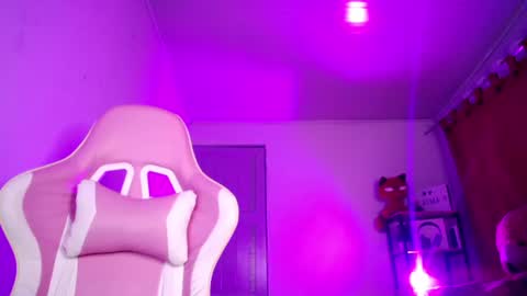 Snapshot of isa_farrah chatting on 06-17-26, 10:39 Isabella online show from 06-17-26, 10:39