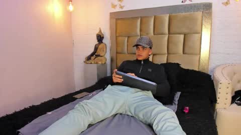 Isaac  online show from 11-17-25, 12:22