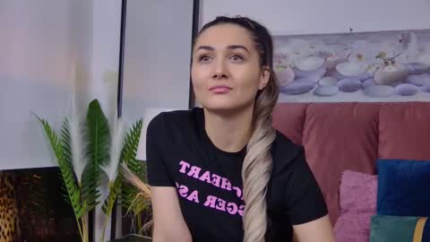 Snapshot of isabelasasha chatting on 02-21-25, 05:31 Isa online show from 02-21-25, 05:31