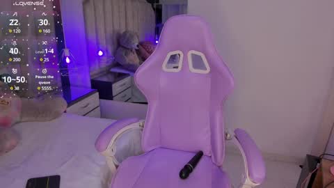 Snapshot of isabellabroms21 chatting on 01-19-25, 12:06 v online show from 01-19-25, 12:06