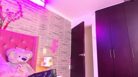 Snapshot of isabellabroms21 chatting on 02-08-25, 07:38 v online show from 02-08-25, 07:38