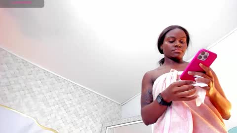 Snapshot of isabellabroms21 chatting on 10-08-25, 09:56 v online show from 10-08-25, 09:56