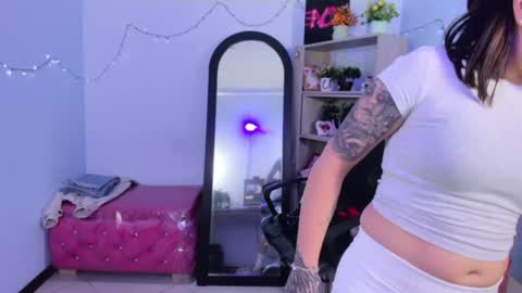 Snapshot of isabellasummer_ chatting on 07-15-26, 12:54 isebella online show from 07-15-26, 12:54
