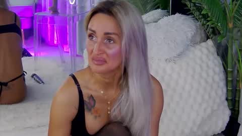 Snapshot of isabelleethan chatting on 06-08-26, 01:28 IsabelleEthan online show from 06-08-26, 01:28